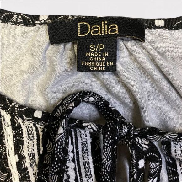 Dalia | Black and White Peasant Blouse - Picture 3 of 3